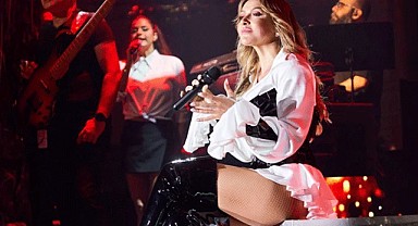 Hadise'den kameramana fena ayar!