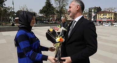 İnegöl Belediye Başkanı Alper Taban çiçeklerle karşılandı