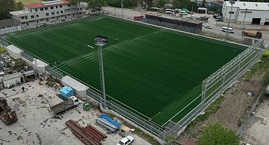 Kocaeli'de Yakup Altun Stadında sentetik çim serimi