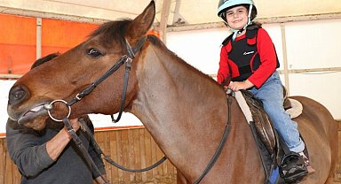 Kocaeli'den çocuklara ücretsiz at binme
