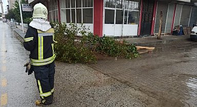 Manisa Büyükşehir İtfaiyesi fırtına mesaisinde