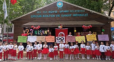 Manisa Büyükşehir'in minikleri 23 Nisan'ı kutladı