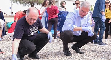MUDÜ’lü öğrenciler Mudanya sahilini temizledi
