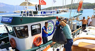 Muğla Büyükşehir Belediyesi bayram tatilinde de teknelerden atık topladı