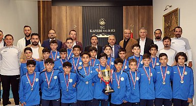 Vali Çiçek'ten şampiyon takıma 100 bin lira ödül