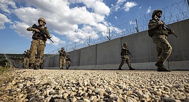 Yunanistan sınırında 1'i FETÖ üyesi yakalandı