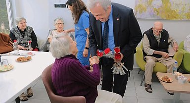 Başkan Şadi Özdemir'den annelere sevindiren ziyaret