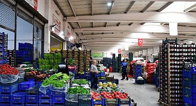 Başkan Zeyrek, hal esnafının yüzünü güldürdü