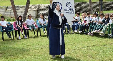 Çocuklar Ninem Korkut'tan masallar dinlediler