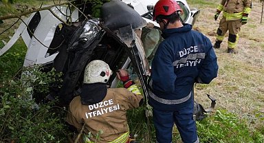 Düzce'de hakimiyeti kaybederek yoldan çıktı! 3 yaralı