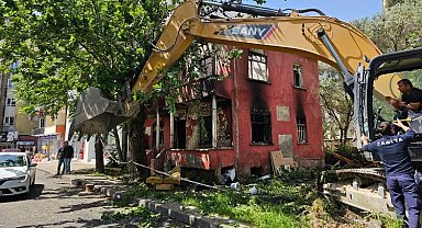 Gölcük'teki yangında hasar gören bina yıkıldı