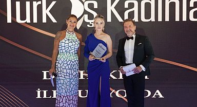 İlknur Yolda plaketini gecenin sunucularının elinden aldı