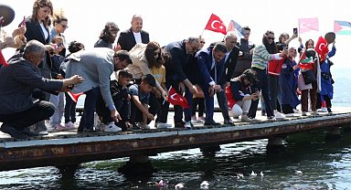Kocaeli'den 'büyük aile' mesajı... Denize kağıttan gemiler bırakıldı