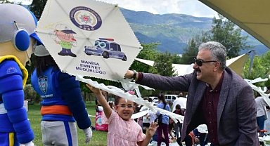 Manisa Yunusemre'de 'Emniyet'li uçurtma!