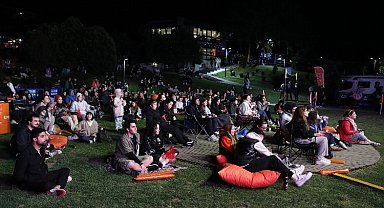 Milliler dev ekranda, taraftar Etiler'de parkta