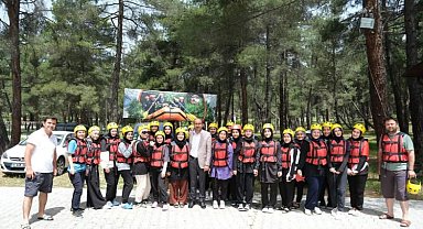 Orhaneli'nde liseli öğrenciler rafting yaptı
