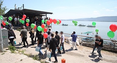 Özgürlüklerini gökyüzüne balon uçurarak kutladılar