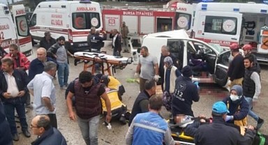 Tırın dorsesi kamyoneti hurdaya çevirdi!