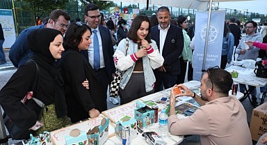 Üniversiteli gençler festivalde eğlenerek stres attı