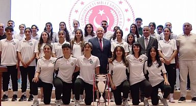 Yüksekovalı şampiyon kadın futbolcular MSB'de
