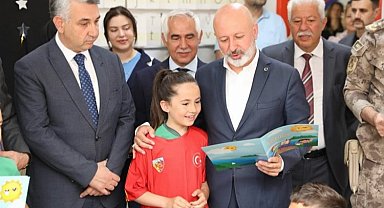 Ahmet Çolakbayrakdar öğrencilere karne dağıttı