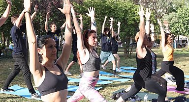 Bursa Nilüfer'de Yoga Günü'nü birlikte kutladılar