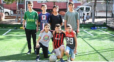 Çayırovalı gençler tatillerini halı sahalarda geçiriyor