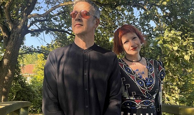 Eşiyle düet yaptı