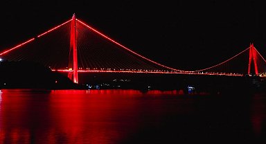 Hilalin kırmızı rengi geceyi aydınlattı