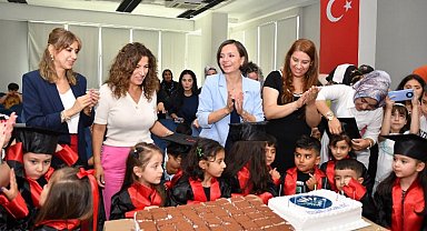 İzmir Karabağlar'da çocuklar kep fırlattı