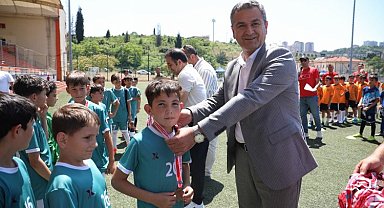 İzmitli gençler kurtuluş coşkusunu futbol şenliğinde doyasıya yaşıyor