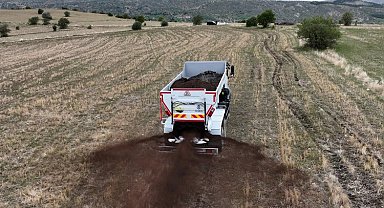 Konya'da kamyon üstü gübre dağıtımı