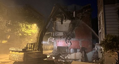 Küçükçekmece'de Çöken Binanın Yanındaki 4 Katlı Bina da Yıkılıyor