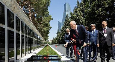 Kurtulmuş, Bakü'de şehitliği ziyaret etti