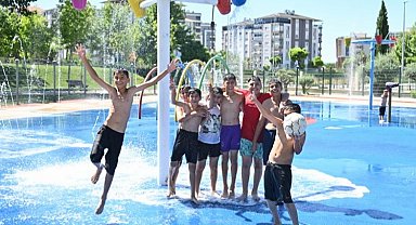 Manisa'da çocuklara serinleten eğlence