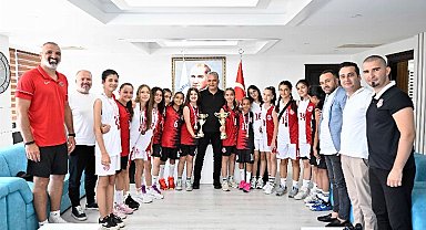 Şampiyon kızlardan Başkan Uysal'a ziyaret