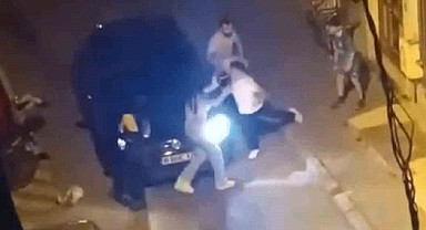 Sokak ortasında kız arkadaşına şiddet uyguladı