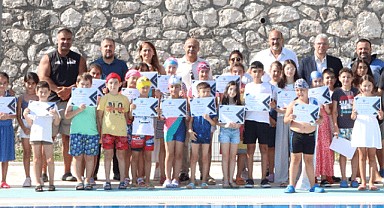 250 minik yüzücü düzenlenen törenle sertifikalarını aldı