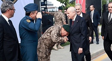 Ankara'da el öpme krizi!
