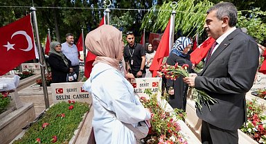 Bakan Tekin 15 Temmuz şehitleri için Karşıya Mezarlığı'nda