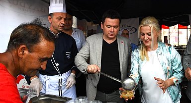 Başkan Aydın, kazanın başına geçti aşure dağıttı