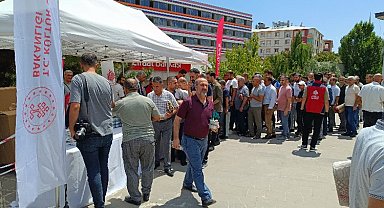 Bingöl'de Cuma namazı çıkışında aşure dağıtıldı