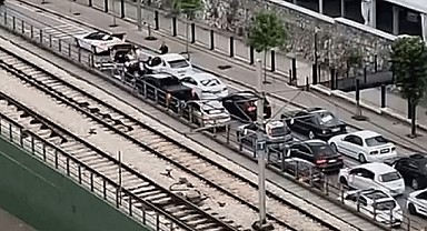 Bursa'da düğün konvoyu yolu keserek halay çekti