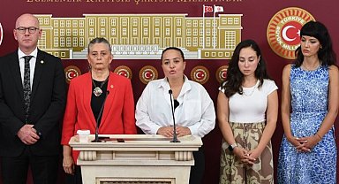 CHP'li Suiçmez baroların hayvan hakları merkez üyeleriyle seslendi