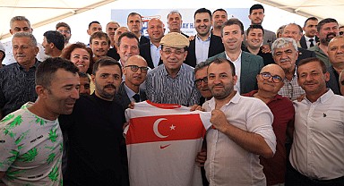 Deneme tohumlarının ilk hasadını çiftçi tarlada çalışır'la birlikte yaptı