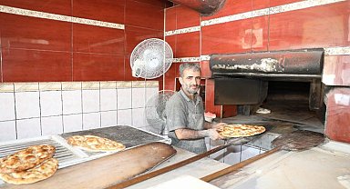 Fırıncılar vantilatör yardımıyla serinlemeye çalışıyor