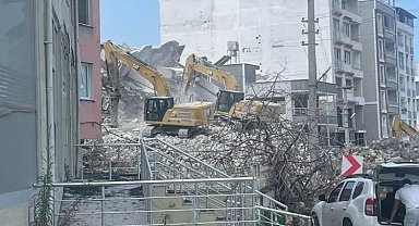 Hatay'da riskli binaların yıkımı devam ediyor