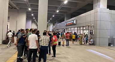 Havalimanında yürüyen merdiven durdu! 4 yaralı