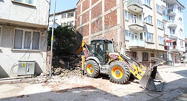 İnegöl'de metruk binalar tek tek yıkılıyor
