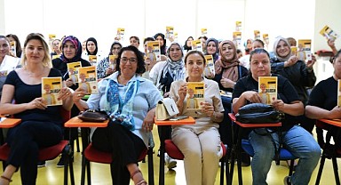 'Kadın Yazarıyla Buluşuyor' projesinde ilk kitap dağıtıldı